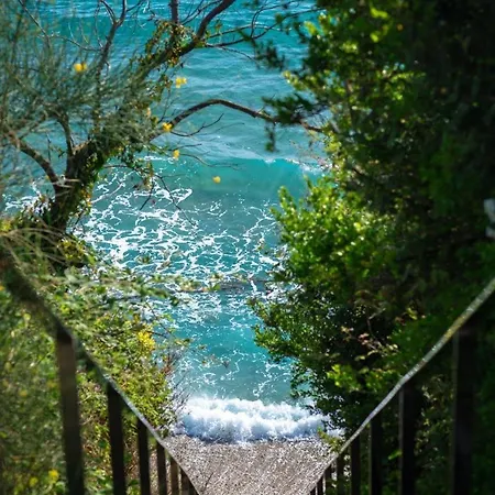 Vakantiehuis Rouvelas Waterfront Nest