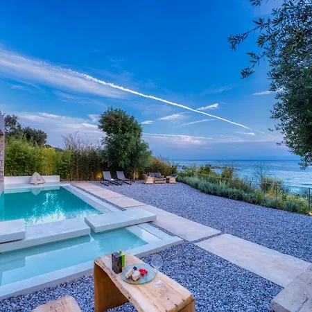 Vakantiehuis Rouvelas Waterfront Nest