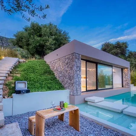 Rouvelas Waterfront Nest Vakantiehuis *