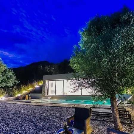 Rouvelas Waterfront Nest Vakantiehuis